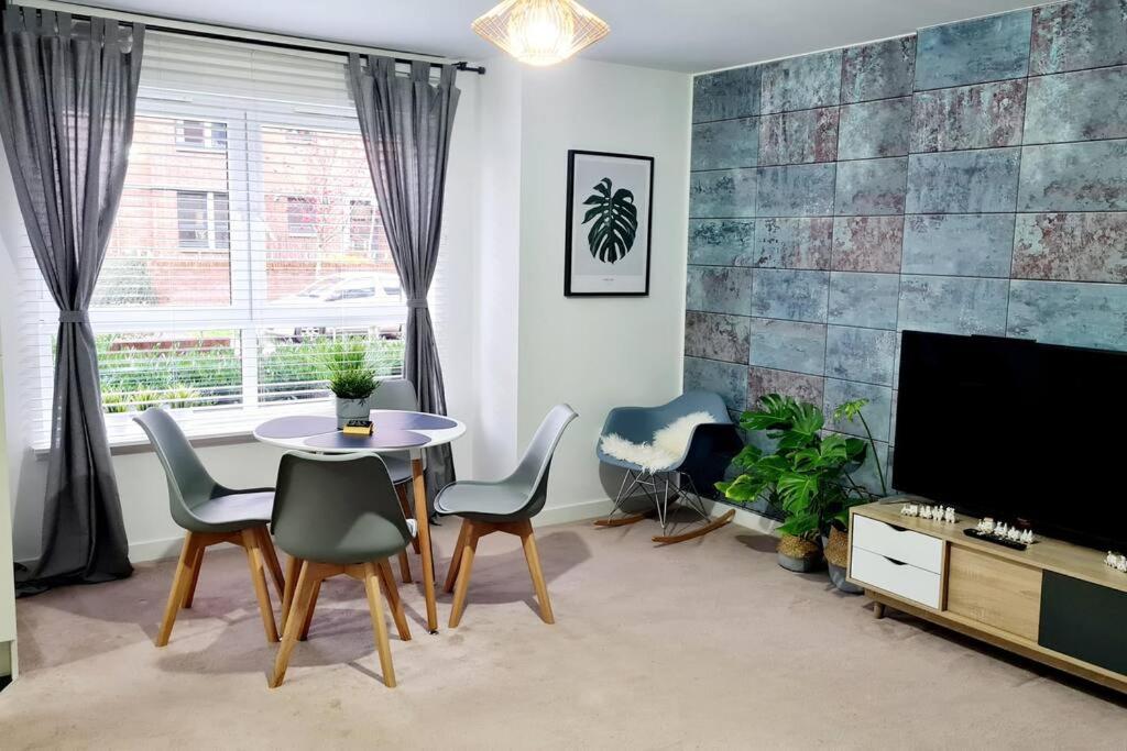 Stylish 2 Bedroom Apartment / Free Gated Parking Glasgow Buitenkant foto