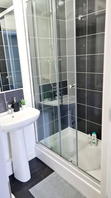 Stylish 2 Bedroom Apartment / Free Gated Parking Glasgow Buitenkant foto