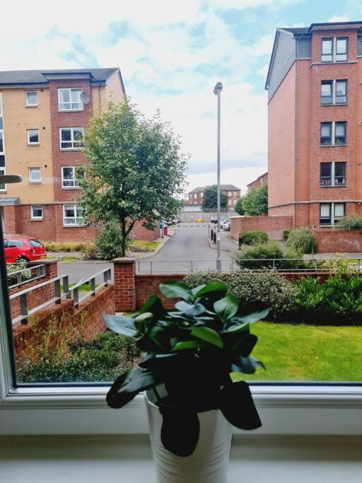 Stylish 2 Bedroom Apartment / Free Gated Parking Glasgow Buitenkant foto