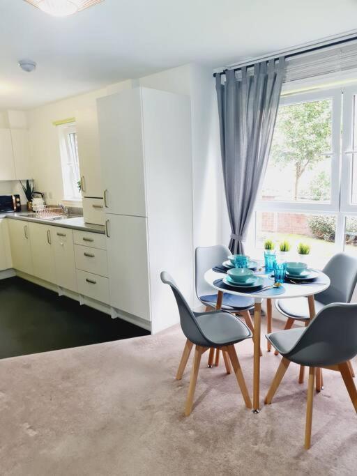 Stylish 2 Bedroom Apartment / Free Gated Parking Glasgow Buitenkant foto