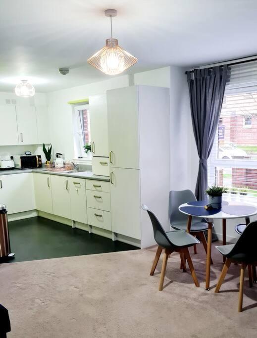 Stylish 2 Bedroom Apartment / Free Gated Parking Glasgow Buitenkant foto